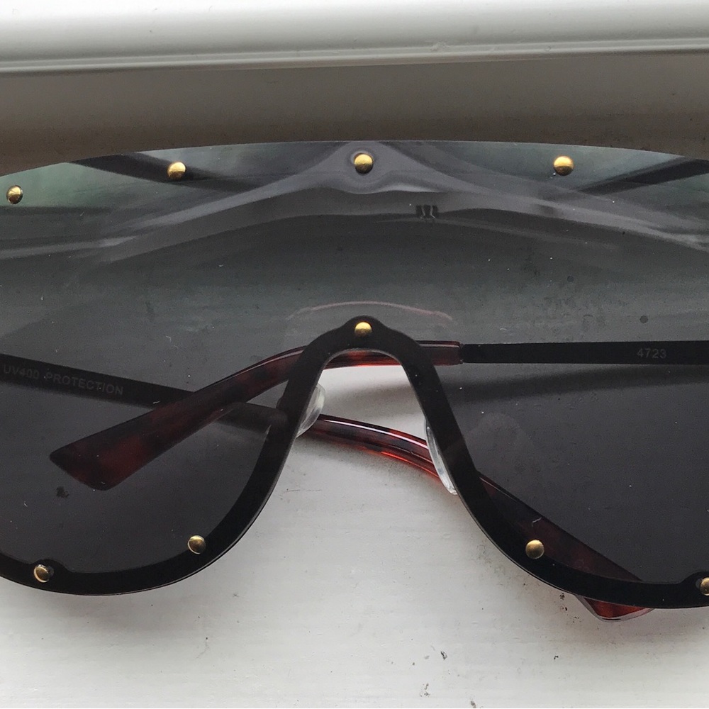 Brand New Shield Style Sunglasses Metal Stud Large Frame OverSized Rimless nwot